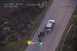 Ubevæbnet. Terence Crutcher - i toppen af billedet -- bliver fulgt af politiet, da han er på vej mod sin bil. Han blev bragt til hospitalet, efter han blev skudt af politiet. 
