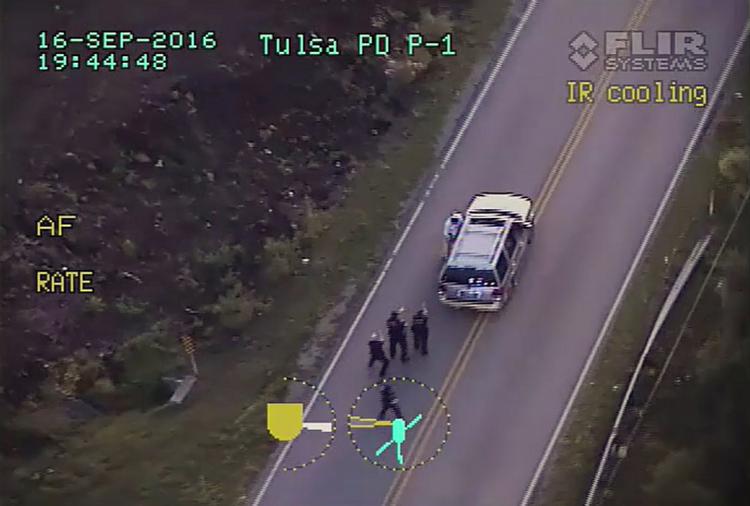 Ubevæbnet. Terence Crutcher - i toppen af billedet -- bliver fulgt af politiet, da han er på vej mod sin bil. Han blev bragt til hospitalet, efter han blev skudt af politiet. 