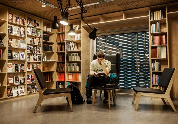 Åbent. Efter normal åbningstid er der adgang med sundhedskort til for eksempel biblioteket på Rentemestervej. 