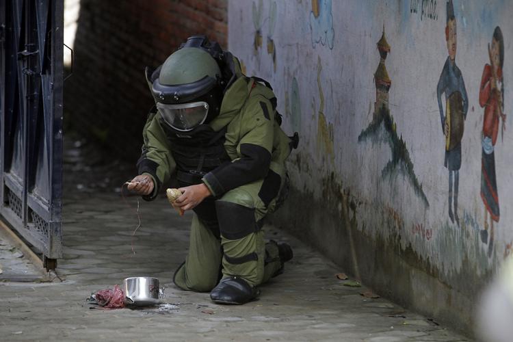 Bomber. Et medlem af Nepals bombeenhed detonerer en bombe lavet af en trykkoger foran en skole I Nepals hovedstad Katmandu. 