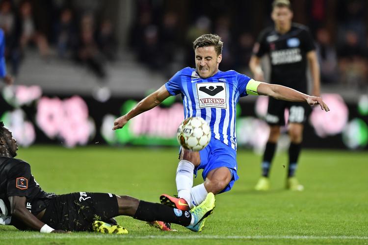 Uafgjort. Esbjergs Jeppe Andersen og Silkeborg IFs Ibrahim Moro i nærkamp. 