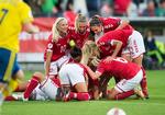 EM. De danske spillere jubler over Johanna Rasmussens åbningsmål. Siden øgede Nadia Nadim til slutresultatet 2-0. 