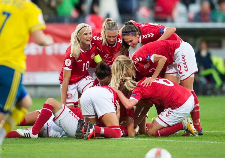 EM. De danske spillere jubler over Johanna Rasmussens åbningsmål. Siden øgede Nadia Nadim til slutresultatet 2-0. 