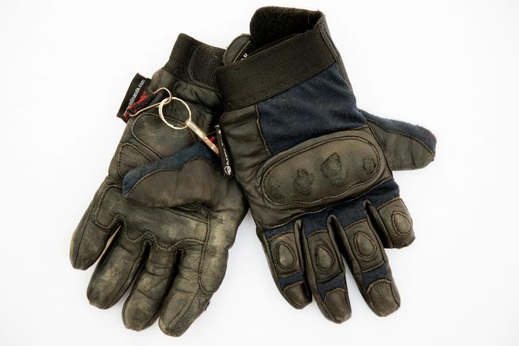 Kriger. Handskerne Martin brugte, mens hans kæmpede mod IS. På højre handske er pegefingeren klippet af, så han bedre kunne skyde. 