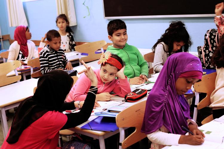 Forbud. Martin Henriksen og Dansk Folkeparti vil forbyde tørklæder blandt folkeskoleelever. Her ses en række elever på en muslimsk friskole. 