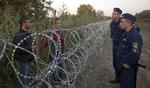 Hegn. Ungarn er blevet fordømt for det pigtrådshegn, som landet sidste år opførte ved grænsen for at holde flygtninge og migranter fra ukontrolleret indrejse. Men reelt betyder hegnet, at Ungarn er det eneste land, som overholder Schengens regler om at standse illegal indvandring, mener Ungarns regering. Her ses vagter i et møde med flygtninge ved grænsen til Serbien, da hegnet lige var blevet opført sidste år. 