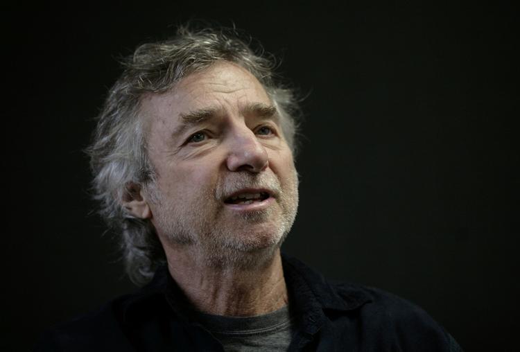 dødsfald Curtis Hanson brændte ud, angiveligt på grund af Alzheimer, kun knap 20 år efter sit bragende internationale gennembrud. 