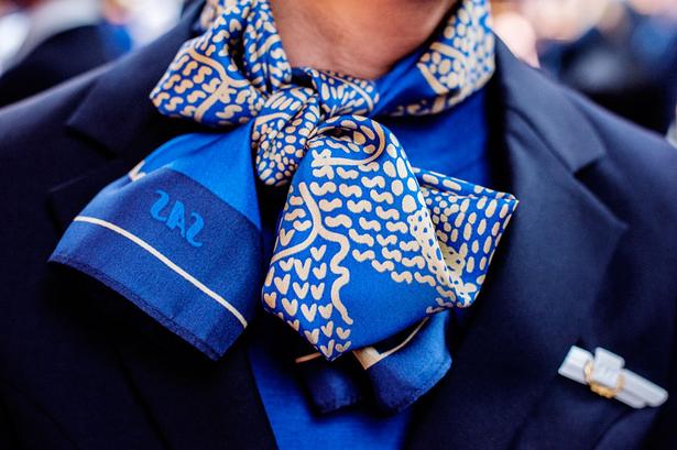 2016. Den nye uniform er blevet opdateret med et tørklæde skabt af den svenske desiger Amandah Andersson. 