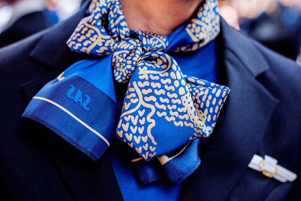 2016. Den nye uniform er blevet opdateret med et tørklæde skabt af den svenske desiger Amandah Andersson. 
