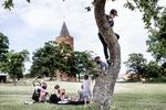 Ferietid. Feriegæster har slået sig ned ved slotsruinen i Vordingborg. rem mod 2025 skal Danmark tiltrække 17 mio. flere turister, lyder målet i en ny turismestrategi. Foto: Ditte Valente 