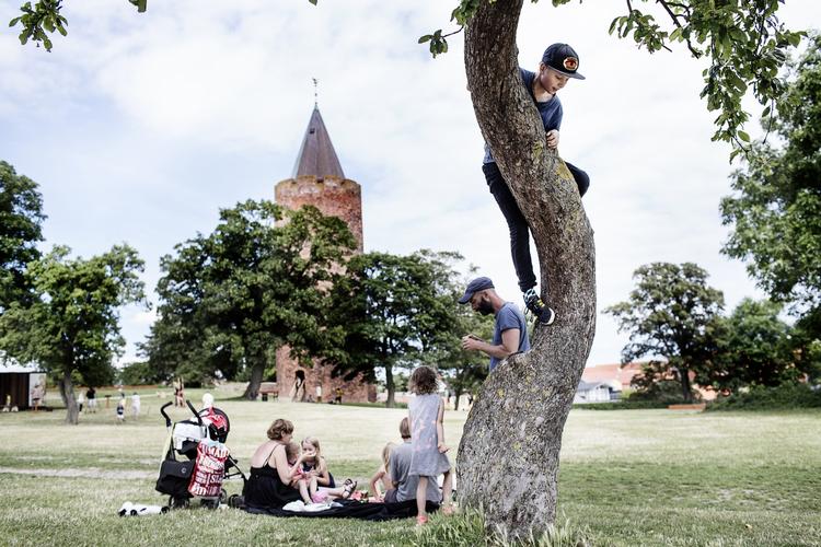 Ferietid. Feriegæster har slået sig ned ved slotsruinen i Vordingborg. rem mod 2025 skal Danmark tiltrække 17 mio. flere turister, lyder målet i en ny turismestrategi. Foto: Ditte Valente 