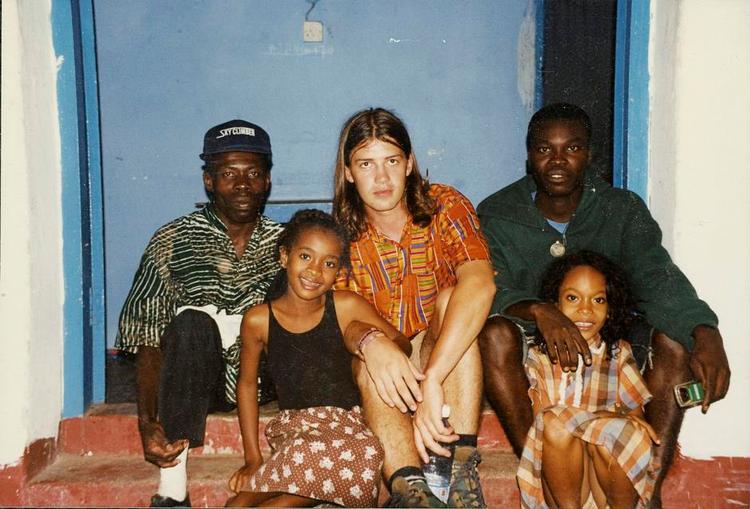 Tilbageblik. Artiklens forfatter i midten af billedet flankeret af Frank og Moses, Hotel de Californias egentlige bestyrere, samt to søstre, der var fra flygtet fra Liberia. 