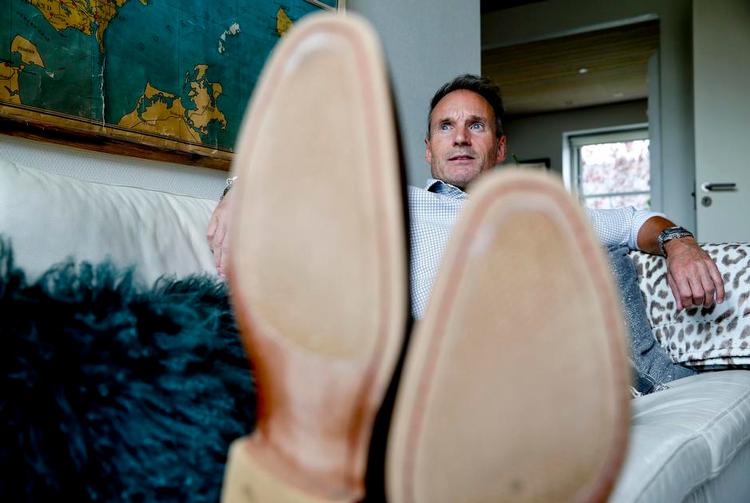 nedtur. 55-årige René Tønnesen fra Silkeborg kan genkende sit eget liv »fuldstændig« i forskningens beskrivelser af lykkens livscyklus. I 40'erne oplevede han sit livs nedtur, da drømmen om et stærkt familieliv gik i stykker for anden og tredje gang. 