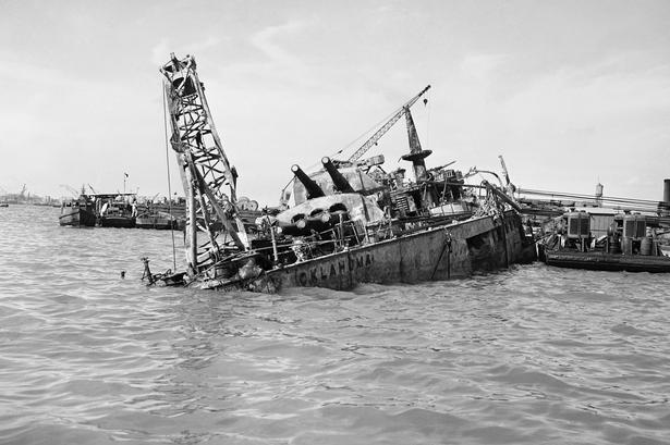 Skibene kæntrede på stribe, da japanske fly angreb 7. december 1941. 