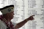 George Bennett overlevede angrebet på skibene i Pearl Harbor. Han var med til 65 årsdagen for 10 år siden. På tavlen udpeger han en falden kammerat. 