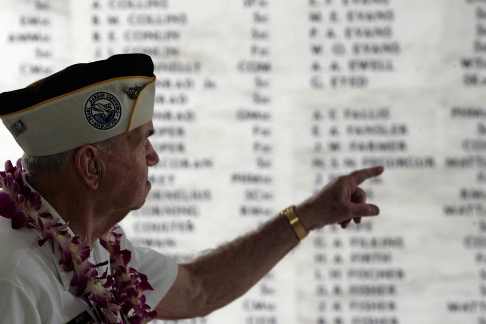 George Bennett overlevede angrebet på skibene i Pearl Harbor. Han var med til 65 årsdagen for 10 år siden. På tavlen udpeger han en falden kammerat. 