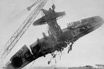 Et japansk torpedofly bjærges fra havnen i Pearl Harbor dage efter angrebet. 