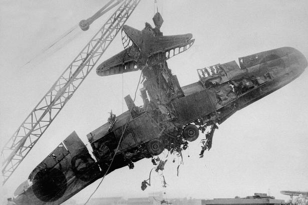 Et japansk torpedofly bjærges fra havnen i Pearl Harbor dage efter angrebet. 
