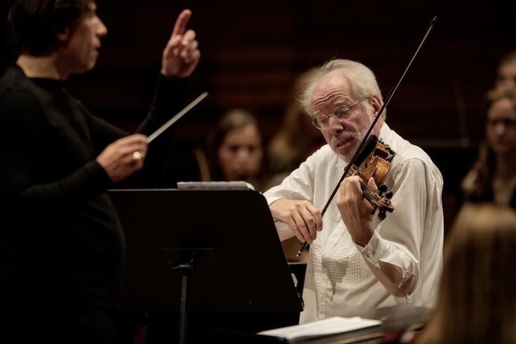 Professor. Med violinen under hagen og en hvid, kitellignende skjorte var Gidon Kremer det kendte trækplaster ved en koncert, der handlede om at bryde grænser. 