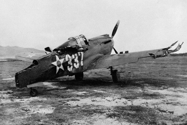 Dette amerikanske P-40-fly nåede aldrig på vingerne under det japanske angreb. 