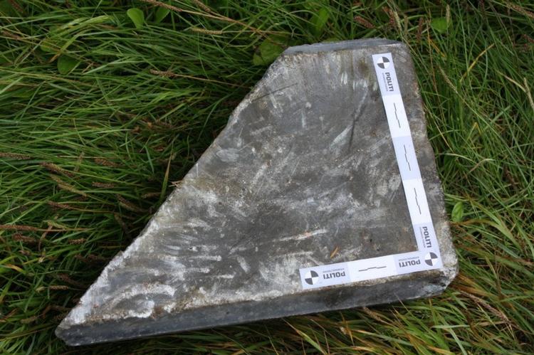 Dræbende. Blandt andet en 30 kilo tung betonblok blev kastet ned mod bil med en tysk familie for en måned siden, da de kørte under en motorvejsbro på Fyn. Moren i bilen omkom. Faren blev alvorligt kvæstet, mens deres 5-årige søn slap med skrammer. 