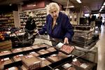smitte. Husdyr-MRSA er en gruppe af antibiotikaresistente stafylokokker, der oftest smitter fra dyr til mennesker, der arbejder i landbruget. Men danske forskere har nu sandsynliggjort, at der er sket smitte gennem udenlandsk fjerkrækød til danske forbrugere med en ny resistent bakterie. 