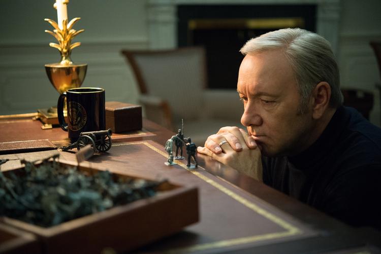 Seermagnet. Netflix-serien 'House of Cards' baseret på BBC's 1990'er-serie af samme navn, er blevet Netflix' hidtil største egenproducerede hit med Kevin Spacey i rollen som den skånselsløse magtpolitiker Frank Underwood. 