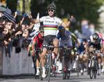 STORFORM. Peter Sagan elsker at vise sin VM-trikot frem, og han gør det som regel med stil. Det skete igen onsdag. 