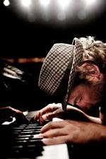 Improvisation. Carsten Dahl hengiver sig til musikken, der udfolder sig i øjeblikket. Arkivfoto: Martin Lehmann 