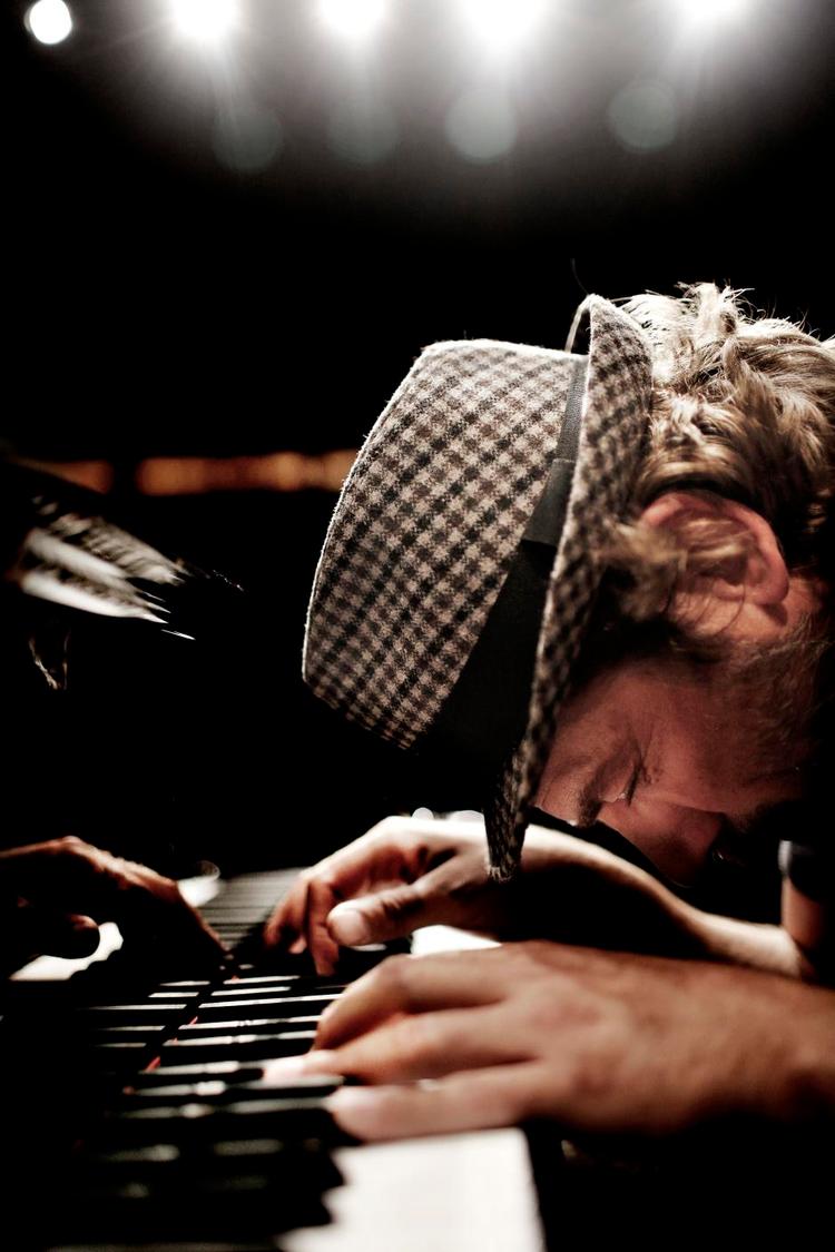 Improvisation. Carsten Dahl hengiver sig til musikken, der udfolder sig i øjeblikket. Arkivfoto: Martin Lehmann 