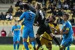 VÆK. FC Nordsjælland-målmand Runar Alex Runarsson fra Island bokser bolden væk i opgøret mod AC Horsens onsdag aften. Han holdt også buret rent kampen igennem. 
