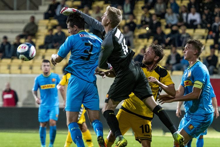 VÆK. FC Nordsjælland-målmand Runar Alex Runarsson fra Island bokser bolden væk i opgøret mod AC Horsens onsdag aften. Han holdt også buret rent kampen igennem. 