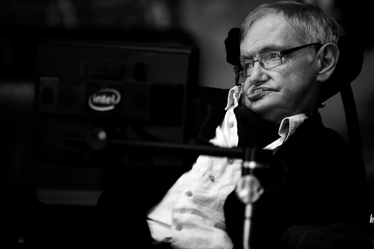 modstander. Den verdensberømte astrofysiker Stephen Hawking er en af dem, som advarer mod at stemme på Donald Trump. 