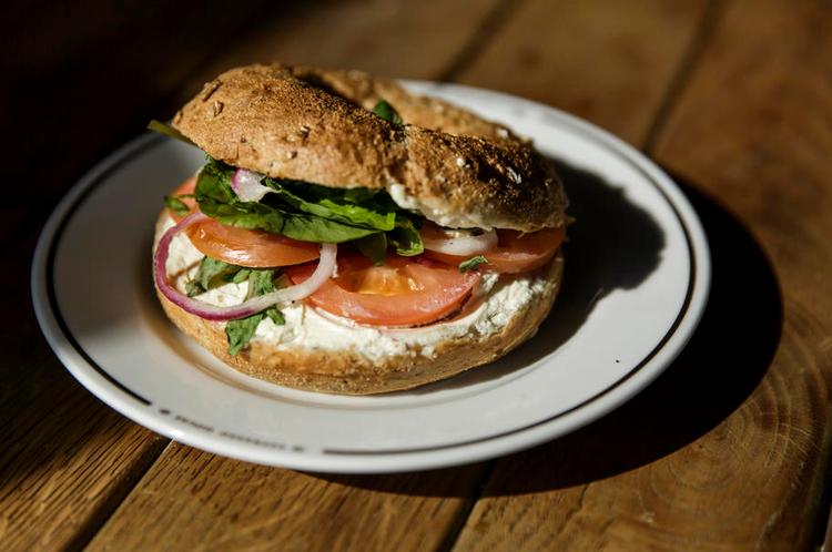 Dyr. Foruden at være tør kostede Espresso House's bagel hele 49 kroner. 
