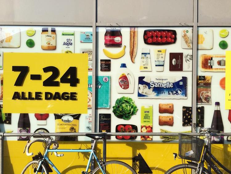 Tilslørede. Meny, Netto og Irma på Godthåbsvej får næste uge følgeskab af endnu en fætter med tildækkede facader, SuperBrugsen. 