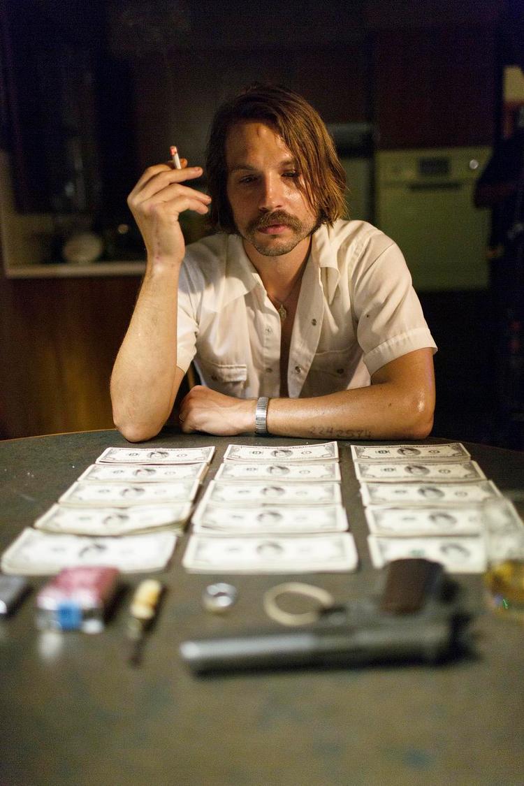 Veteranvrag. Logan Marshall-Green spiller med ekstremt fedtet hår og badboy-attitude den plagede Vietnam-veteran Mac Conway, der kommer ud i noget snavs efter krigen. 