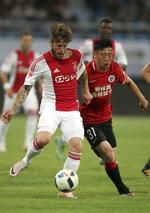 Ajax. Lasse Schöne (tv.) har prøvet meget i sin karriere. Nu også en kamp med videodommer. 