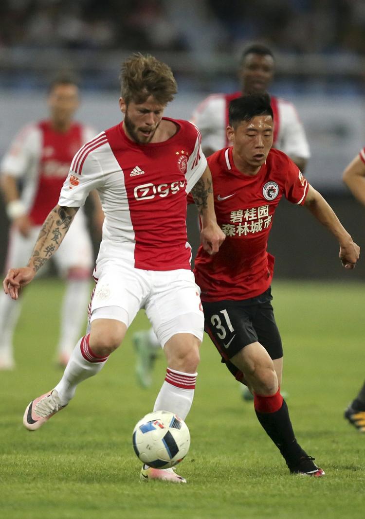 Ajax. Lasse Schöne (tv.) har prøvet meget i sin karriere. Nu også en kamp med videodommer. 