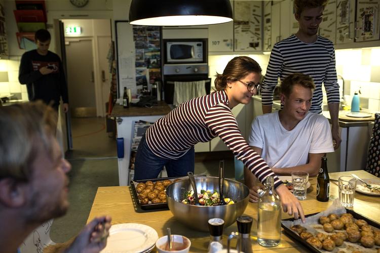 Madklub. Mens Airbnb-udlejning boomer i alle boligtyper bliver der slået hårdt ned på den form for udlejning på landets kollegier. Også på Rigshospitalets Kollegium. Her er beboerne samlet til spisning i madklubben. 