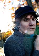 voksen. Det kan være kedeligt at få dét mærkat på sig, men det klæder 42-årige Håkan Hellström at træde ud af sin evige ungdom og synge sig ind i sin egen tid. 