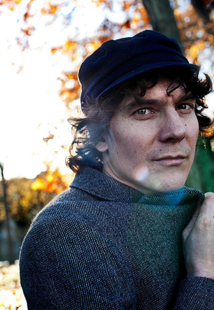 voksen. Det kan være kedeligt at få dét mærkat på sig, men det klæder 42-årige Håkan Hellström at træde ud af sin evige ungdom og synge sig ind i sin egen tid. 