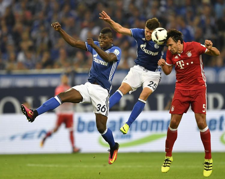 Breel Embolo (tv.) og Klaas-Jan Huntelaar har ikke leveret de nødvendige mål for Schalke 04 hidtil i sæsonen. 