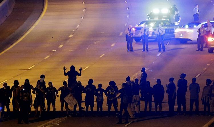 URO. Demonstranter og politi står over for hinanden under protesterne i Charlotte i North Carolina. 