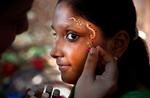 Byrde. I Indien betragtes drengebørn traditionelt som kommende forsørgere, mens pigebørn opfattes som en byrde, hvorfor mange skaffer sig af med pigefostre. 