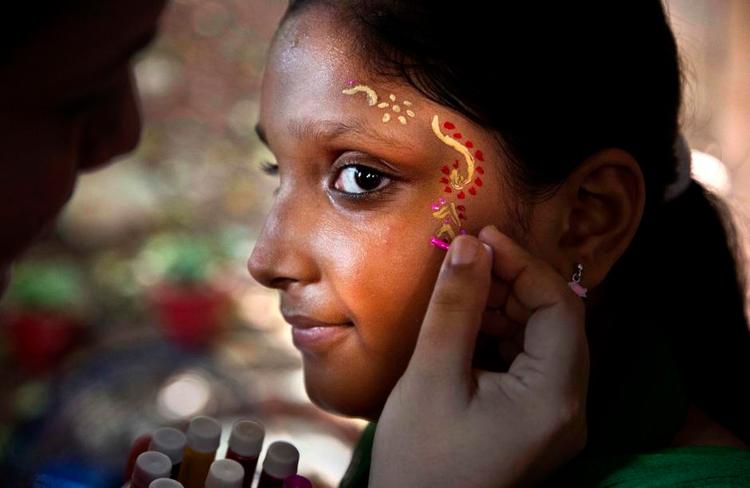Byrde. I Indien betragtes drengebørn traditionelt som kommende forsørgere, mens pigebørn opfattes som en byrde, hvorfor mange skaffer sig af med pigefostre. 