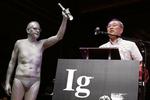 Prisuddeling. Atsuki Higashiyama holder takketale efter at have vundet en Ig-nobelpris for sit forskningsprojekt. Sammen med en kollega har han undersøgt, hvordan verden ser ud, når man beskuer den igennem sine ben. 