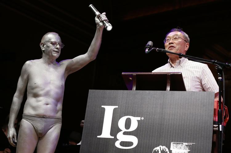 Prisuddeling. Atsuki Higashiyama holder takketale efter at have vundet en Ig-nobelpris for sit forskningsprojekt. Sammen med en kollega har han undersøgt, hvordan verden ser ud, når man beskuer den igennem sine ben. 