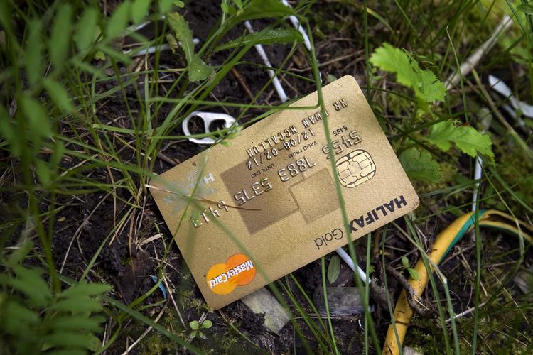 LEJR. Østeuropæiske kriminelle optræder i stort tal i statistikkerne over berigelsesforbrydelser. Her et efterladt kreditkort i en forladt teltlejr ved Artillerivej på Amager. 