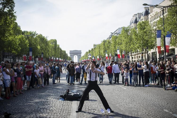 RADIKALT. Paris holdt bilfri søndag første gang for et år siden. Efter 40 års pause. Nu er der stor bilfri fest igen på søndag blandt andet her ved Champs Elysées. 