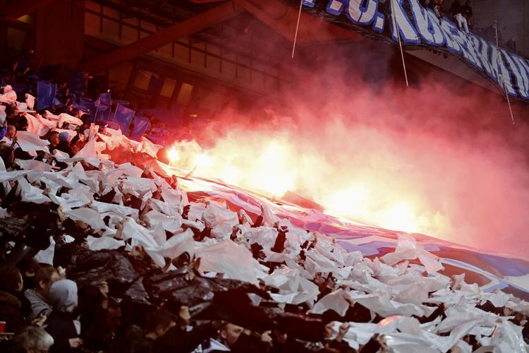 Selvfølgelig. Brøndby og FCK må til lommerne efter romerlys fra begge klubbers fans i slutningen af august. Billedt stammer fra et derby i foråret. 